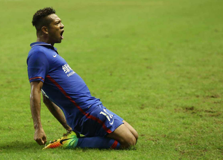 包含申花传射建功，国米新星横空出世，场边球探频频记笔记的词条